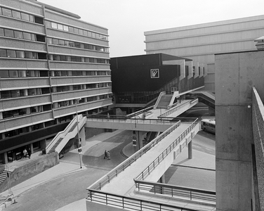 58877 Gezicht op het Jaarbeursplein te Utrecht; vanuit het zuidwesten, links kantoorgebouwen, in het midden Sporthal ...